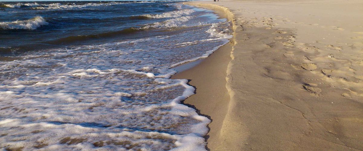 fragment plaży piaszczystej nad Bałtykiem